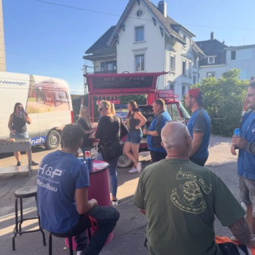 Gestern war @ihre_malerin bei uns zu Besuch. 🍻🌭 Bei ein paar Bierchen und einer Wurst haben wir gemeinsam den Freitag ...