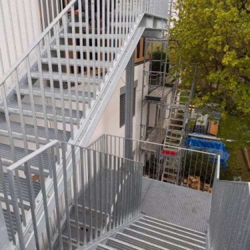 Wieder ein schönes Projekt umgesetzt! 🔩✨ Dieser feuerverzinkte Treppenturm wurde von uns geplant, gefertigt und montier...